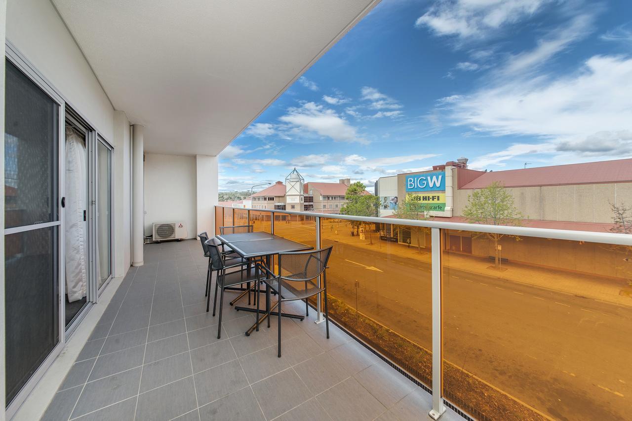 Abode Tuggeranong Aparthotel Canberra Exterior foto