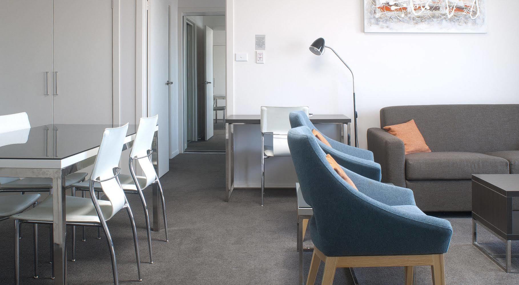 Abode Tuggeranong Aparthotel Canberra Exterior foto