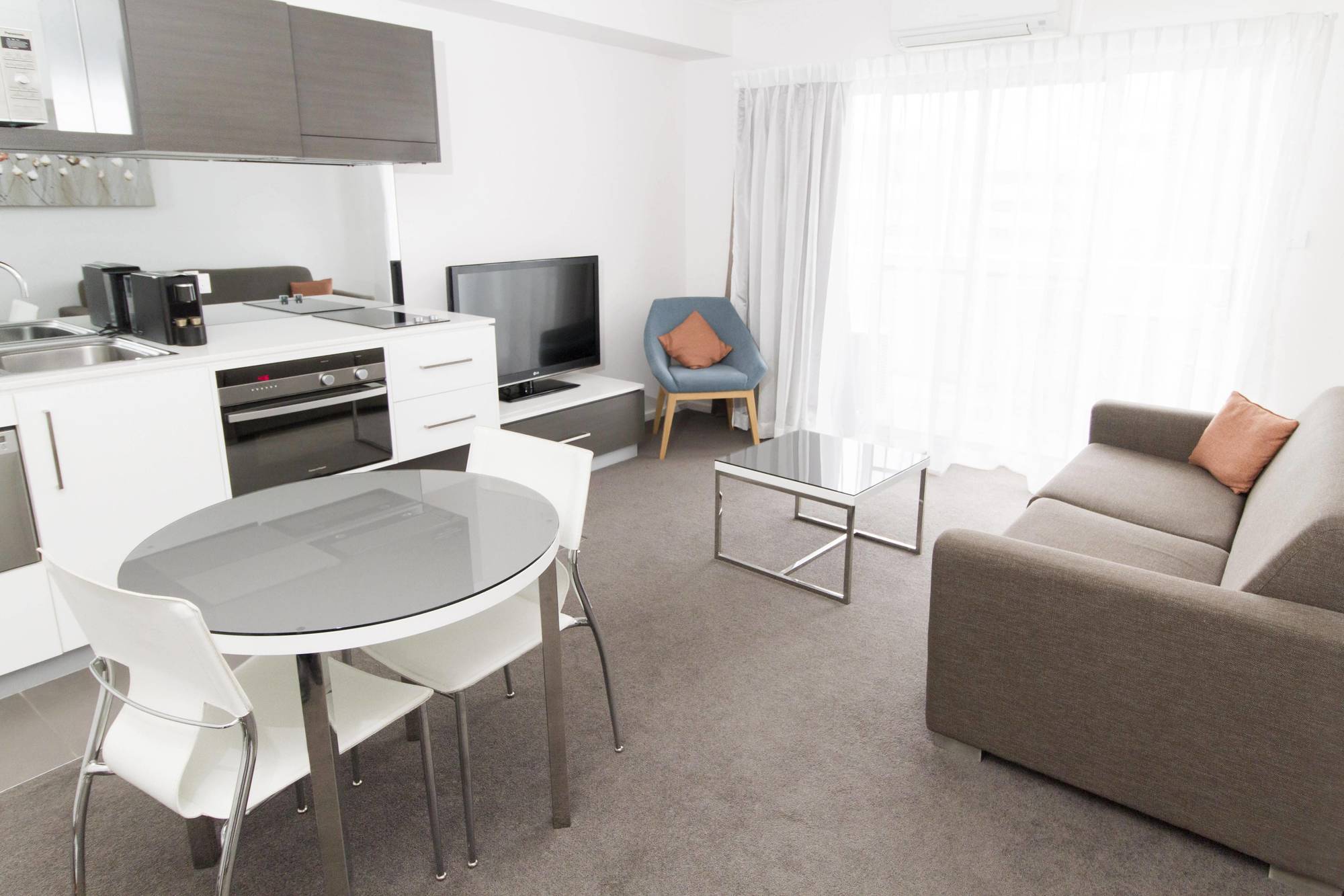 Abode Tuggeranong Aparthotel Canberra Exterior foto