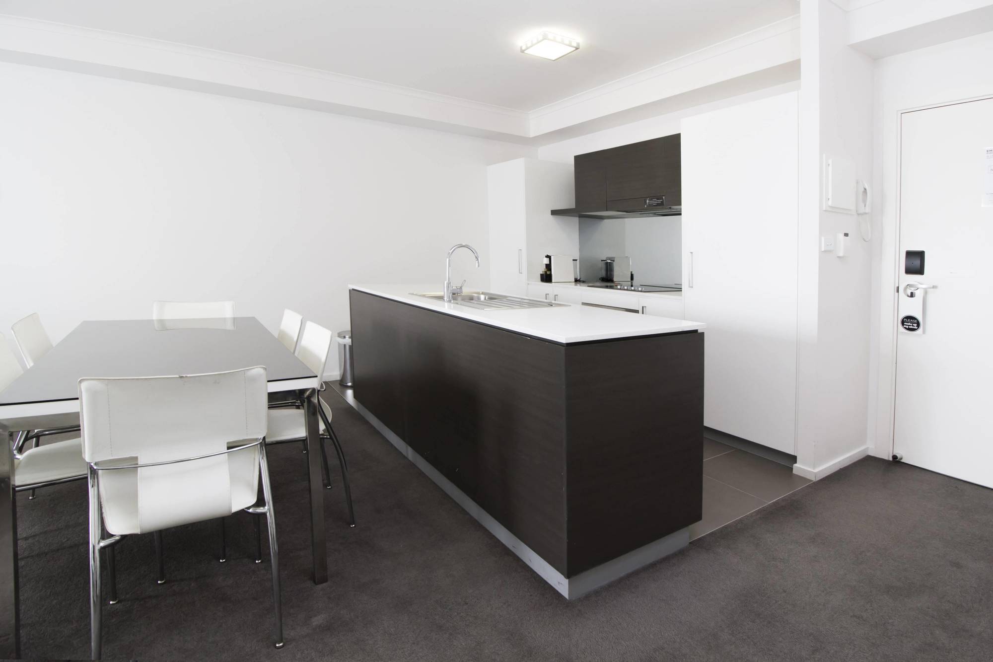Abode Tuggeranong Aparthotel Canberra Exterior foto
