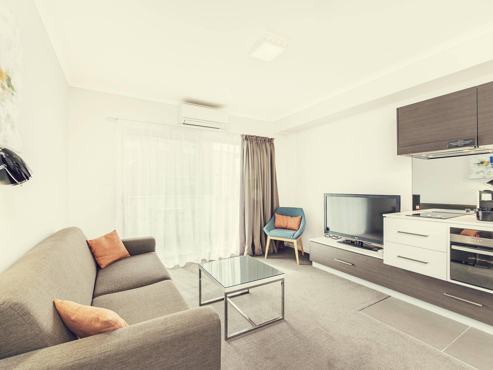 Abode Tuggeranong Aparthotel Canberra Exterior foto