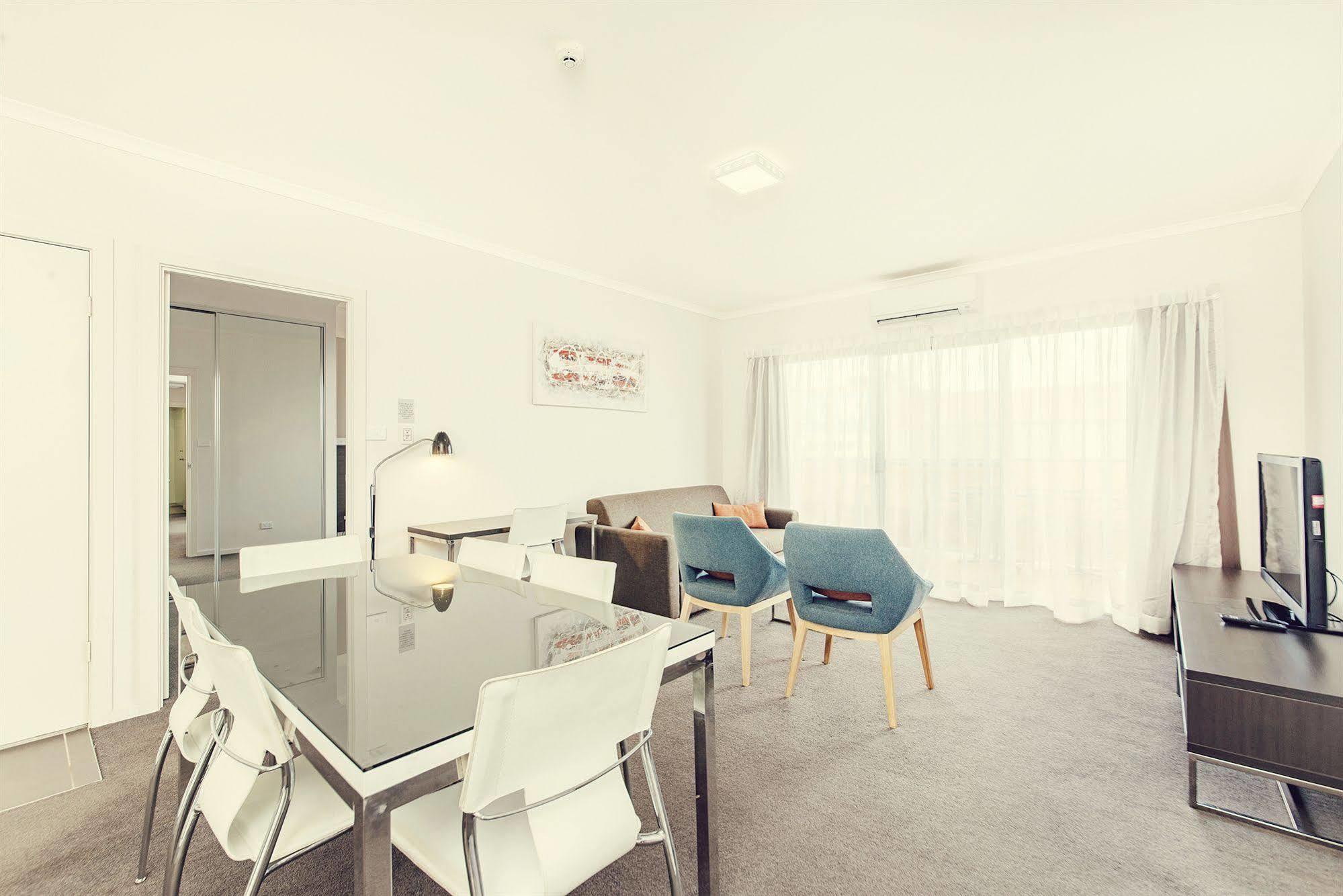 Abode Tuggeranong Aparthotel Canberra Exterior foto