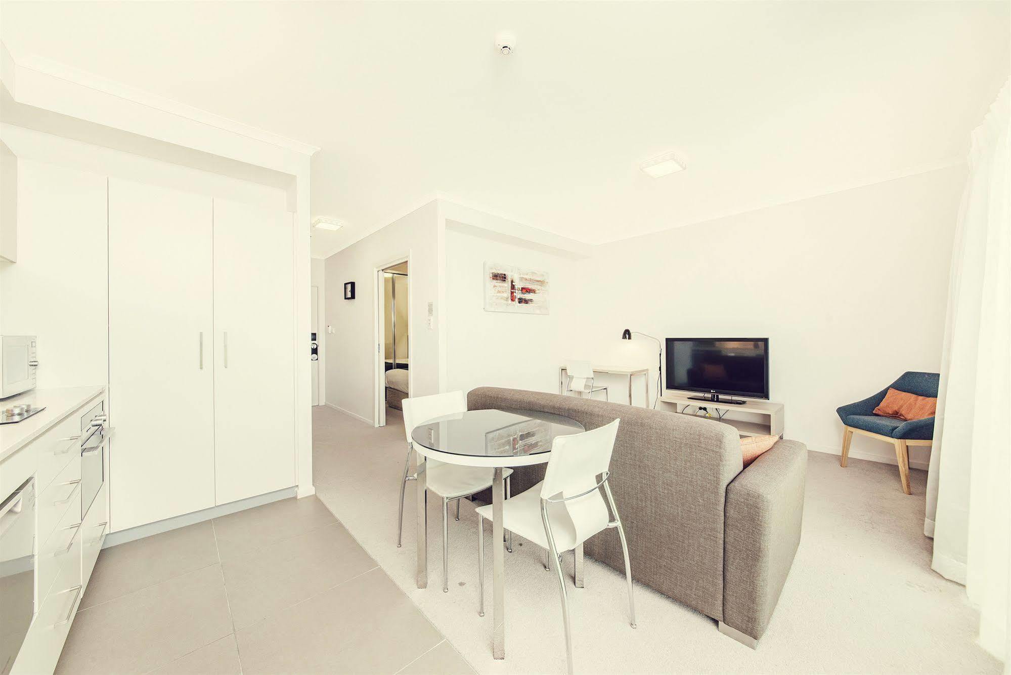 Abode Tuggeranong Aparthotel Canberra Exterior foto