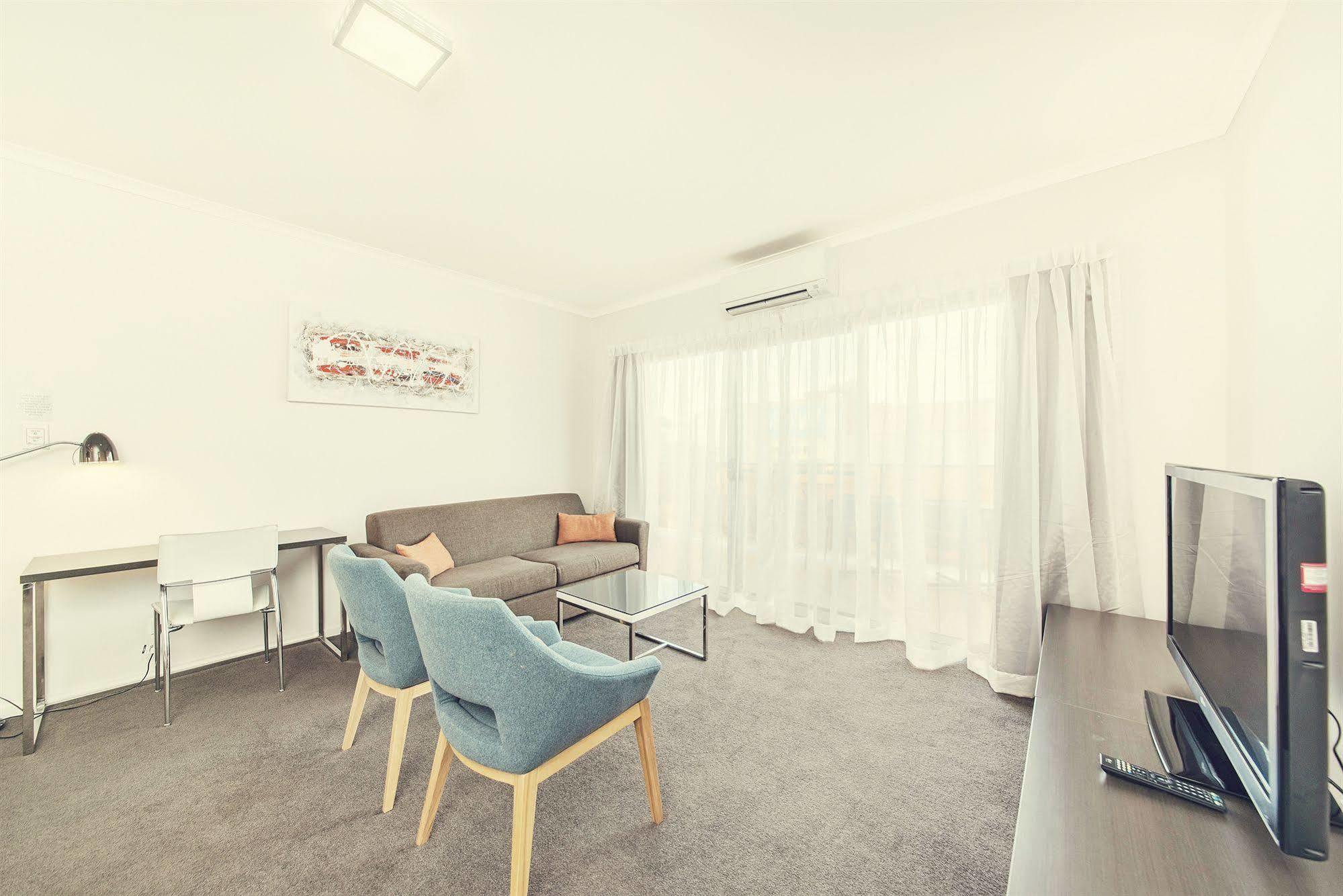 Abode Tuggeranong Aparthotel Canberra Exterior foto