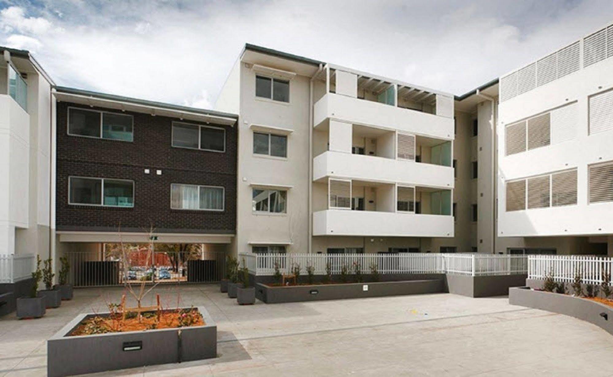Abode Tuggeranong Aparthotel Canberra Exterior foto